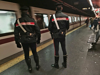 Roma, a richiesta biglietto minaccia con coltello vigilante: inseguito e bloccato in metro