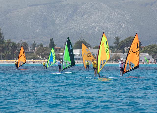 Prosegue nel golfo di Mondello il 50° Campionato Italiano della Classe Windsurfer. La marsalese Ferracane domina la gara femminile