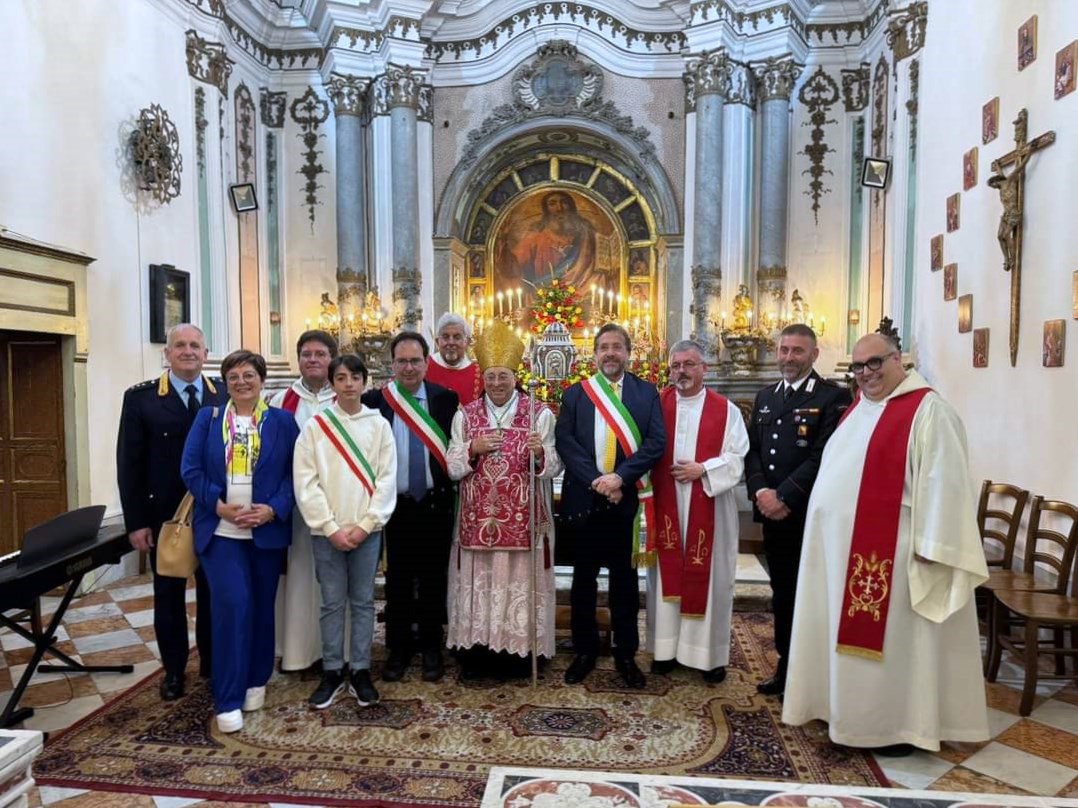 Gangi, in migliaia alla processione dedicata allo Spirito Santo