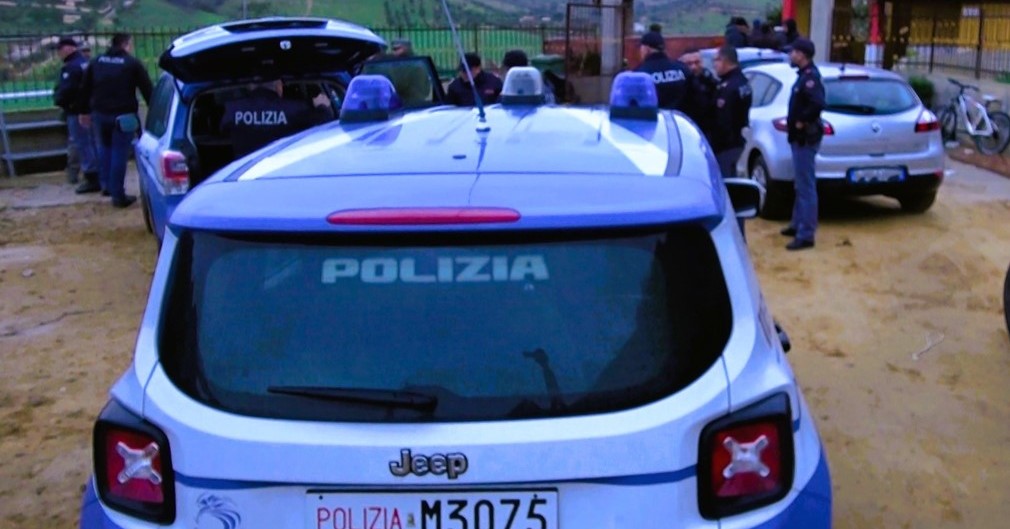 Tenta di mordere poliziotti, 46enne denunciata a Catania