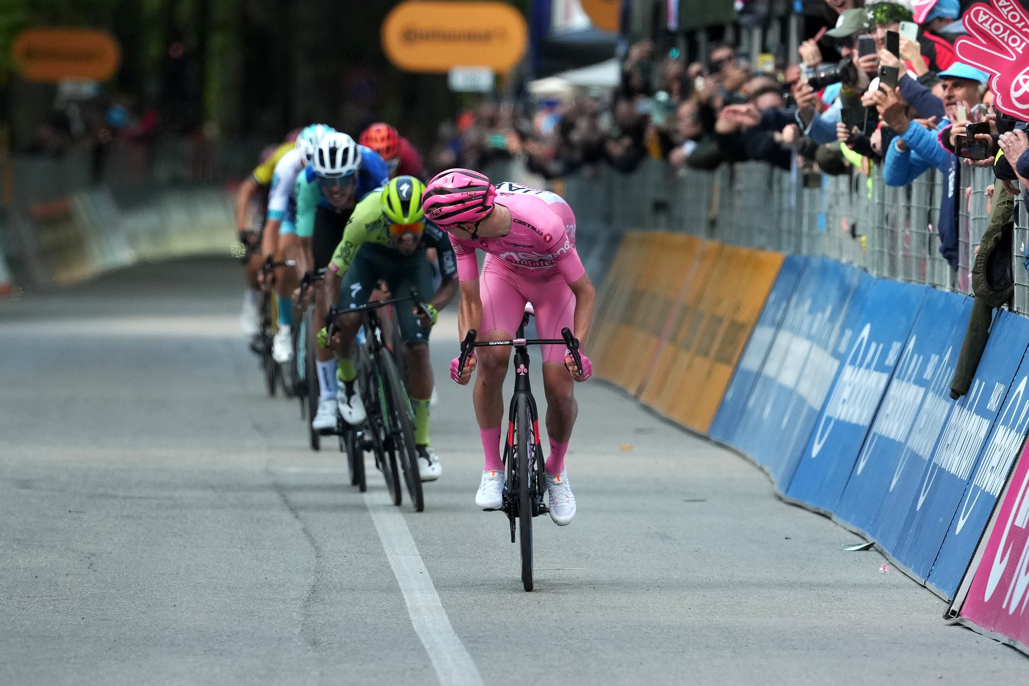 Giro d’Italia, terzo successo per la maglia rosa Tadej Pogacar