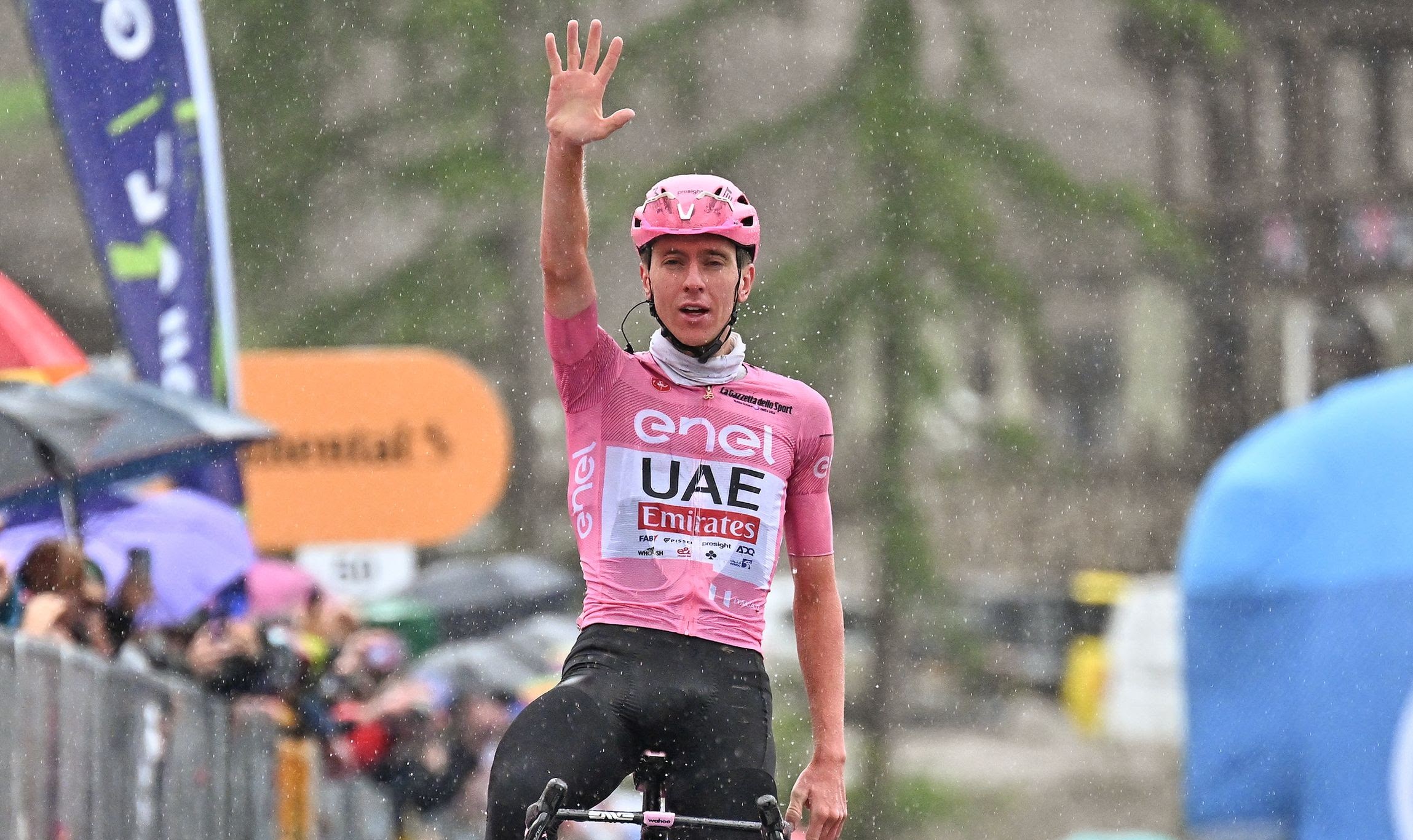 Giro d’Italia: la maglia rosa Pogacar a… cinque stelle