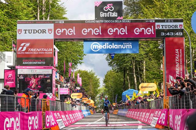 Valentin Paret-Peintre vince la decima tappa del Giro d’Italia. Tadej Pogacar rimane in Maglia Rosa