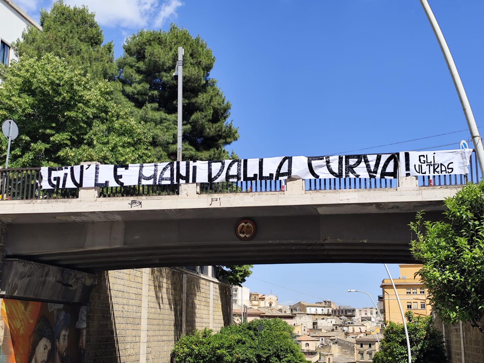 Caltanissetta. La Giunta intitola Curva Nord del “Tomaselli”, ma gli Ultras non ci stanno: “Giù le mani dalla Curva!”