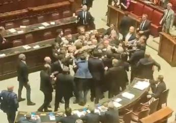 Autonomia, alla Camera botte e sedie che volano: rissa e Montecitorio diventa ring