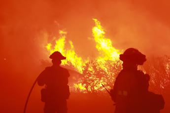 California, incendio nella contea di Los Angeles: 1.200 evacuati