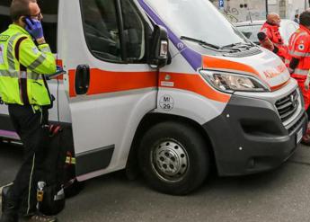 Camion perde ruota in autostrada, auto colpita: muore una donna