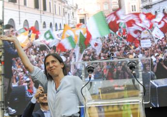 Centrosinistra, la piazza invoca unità. Schlein: “Basta divisioni, ora compatti”