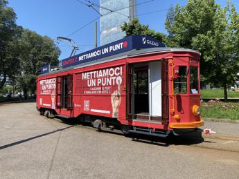 Epatite C, a Milano campagna di sensibilizzazione sale sul tram