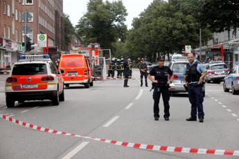 Euro 2024, uomo armato di piccone ad Amburgo: polizia gli spara