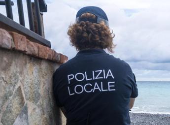 Falconara Marittima, 12enne si tuffa in mare e annega