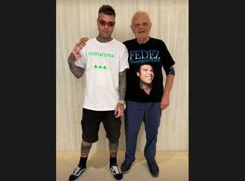 Fedez e Codacons, scoppia la pace: la foto per il lieto fine