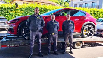 Ferrari da 400mila euro sequestrata per contrabbando, il blitz a Varese