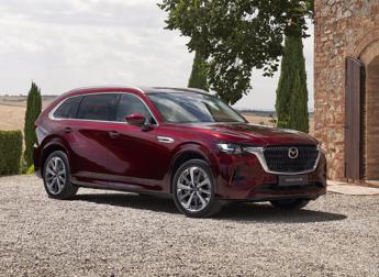 Mazda avvia la prevendita della CX-80, suv ‘doppiamente’ ibrido