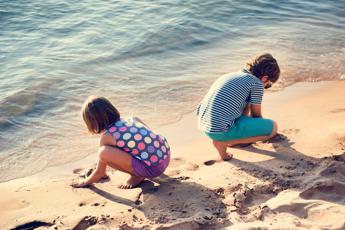 Medici a balneari: “Nelle spiagge dispenser di crema solare e braccioli gratis ai bimbi”