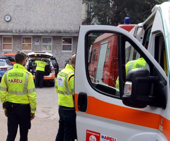 Milano, spruzzano spray al peperoncino a scuola: 23 studenti in ospedale