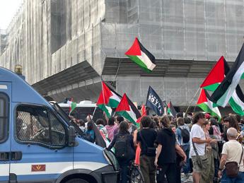 Milano, teatro Parenti blindato per conferenza su conflitto a Gaza: fuori proteste pro Palestina