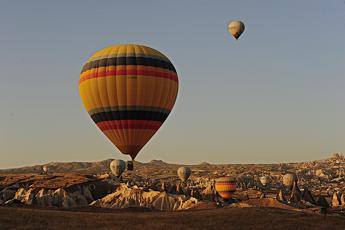 Mongolfiera contro le rocce in Cappadocia: il video dello schianto