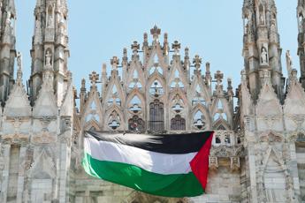 Nuovo blitz di Apuzzo, srotola bandiera palestinese sul Duomo di Milano