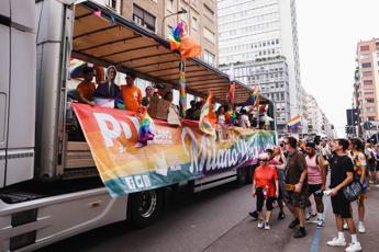 Pride Milano, giornalisti molestati da sconosciuto infiltrato a punto stampa Schlein