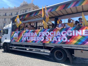 Roma Pride compie 30 anni, la festa arcobaleno nella Capitale – FOTO