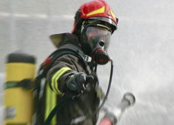 Roma, incendio alla Magliana: chiuso tratto viadotto