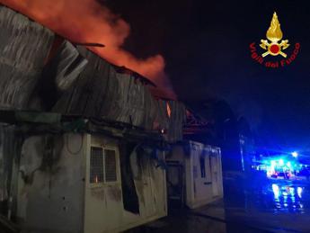 Roma, incendio nella notte a San Basilio: capannone in fiamme