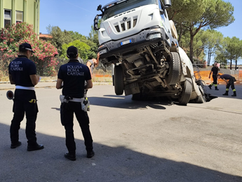 Roma, nuova voragine in via Sestio Menas al Quadraro: sprofonda betoniera