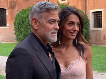 Russia, dichiarare ‘indesiderabile’ la fondazione di George e Amal Clooney: il piano della Duma