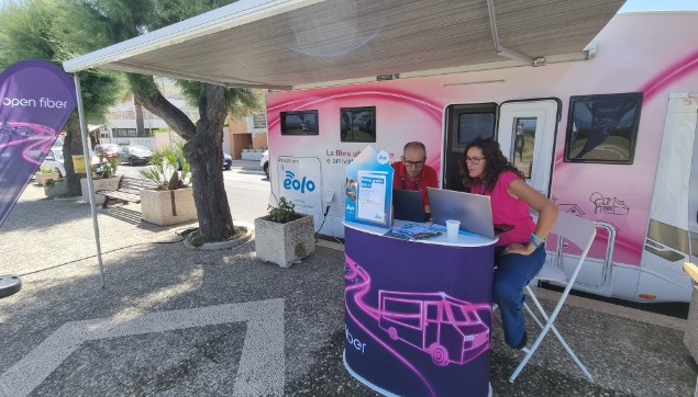 “Open Fiber Tour”. Parte il viaggio in Abruzzo, Marche e Sicilia: un camper nei borghi per promuovere la digitalizzazione