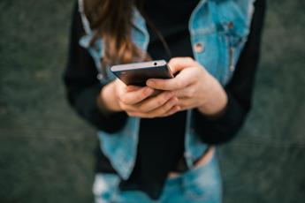 Scuola, smartphone vietato? Il pediatra: “Ok nelle prime 2 ore”