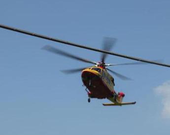 Si schianta con il parapendio su pista ciclabile, morto turista 29enne