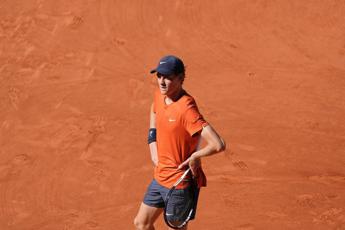 Sinner battuto in semifinale Roland Garros, Alcaraz vince in 5 set