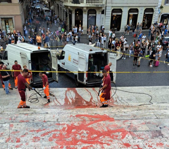 Trinità de Monti, blitz contro femminicidi: vernice rossa su scalinata