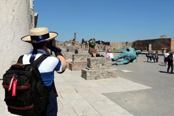 Turista incide il suo nome su una domus di Pompei, denunciato