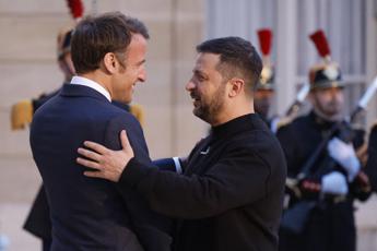 Ucraina, l’annuncio di Macron: “Francia darà aerei e formerà soldati per Kiev”