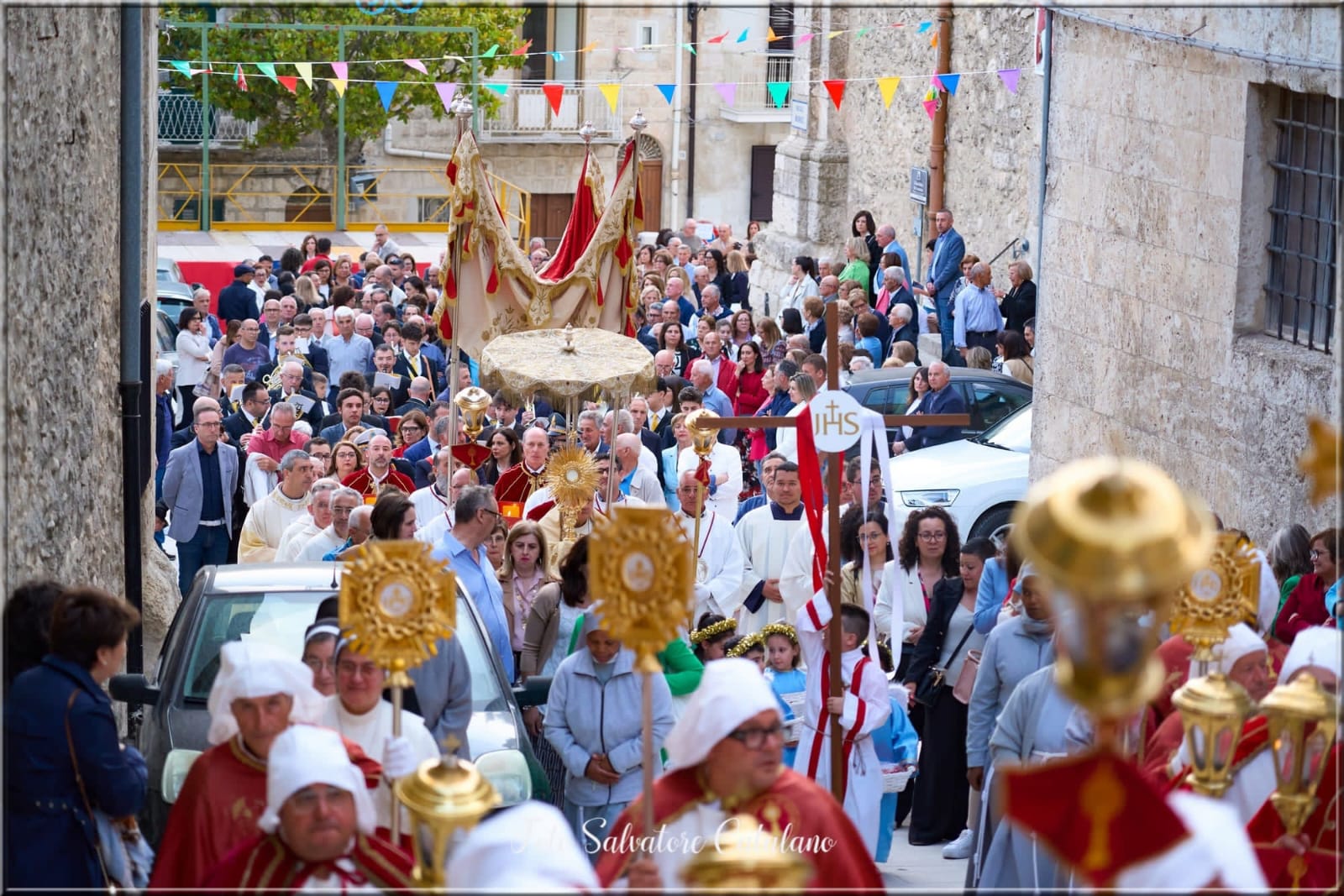 Mussomeli, parrocchie e confraternite  nelle vie e viuzze accompagnano il  Santissimo