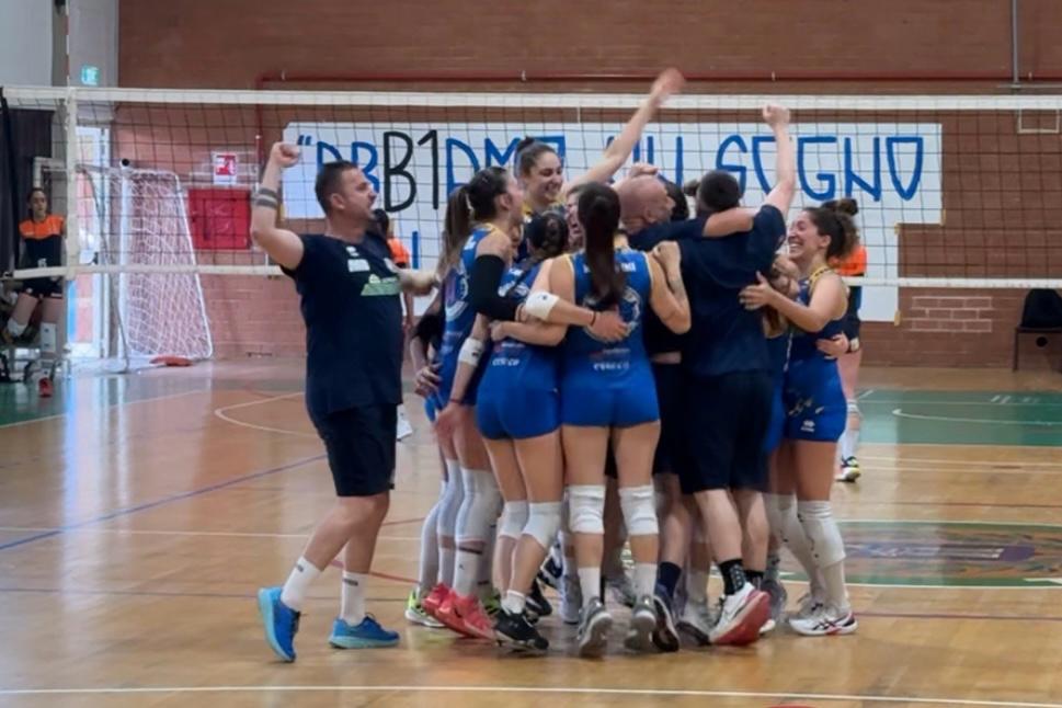 Caltanissetta in festa: la Traina vince due set a Terracina e conquista la  storica promozione in serie B1 di pallavolo femminile