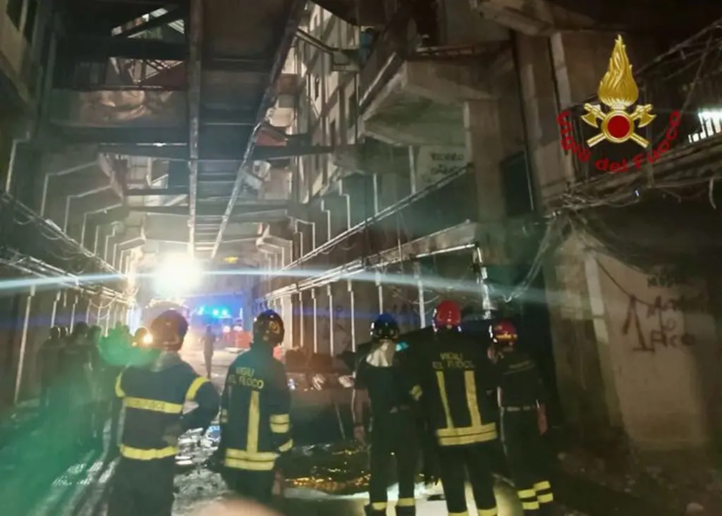 Napoli, crolla un ballatoio alle Vele di Scampia. 2 morti e 13 feriti