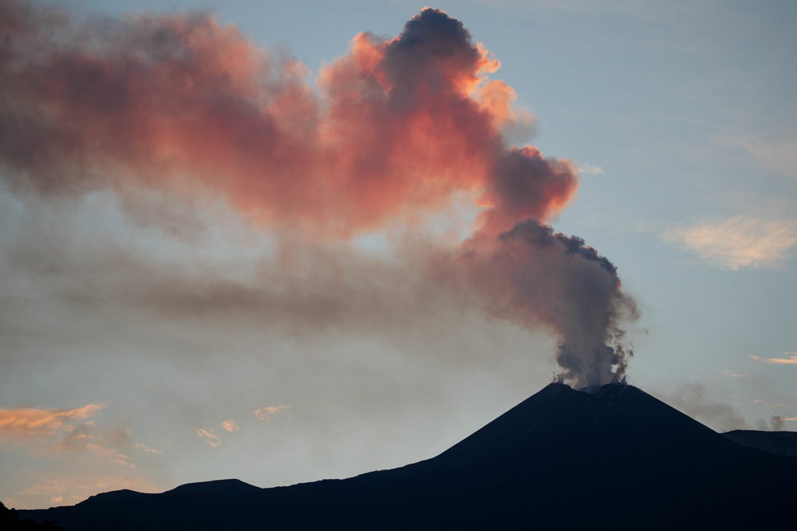 Si è esaurita la fontana di lava sull’Etna, verso graduale riapertura aeroporto Catania