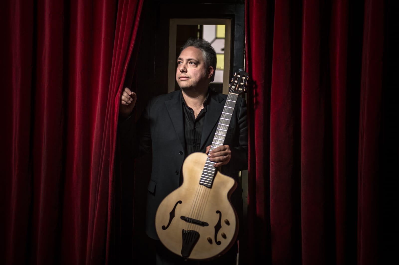 Caltanissetta. Al Teatro Margherita il chitarrista Francesco Buzzurro presenta il suo live “Un’Orchestra a 6 corde”