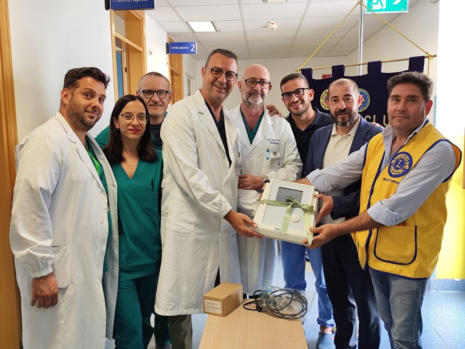 A Niscemi il Lions Club dona elettromedicale al reparto di riabilitazione dell’Ospedale “Suor Cecilia Basarocco”