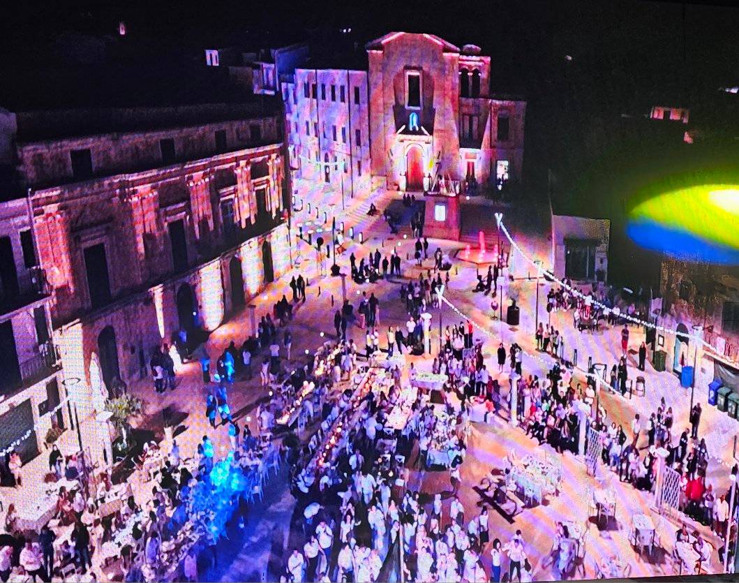 Mussomeli, “La grande cena in bianco” in Piazza Umberto fra cin cin, balli e canti