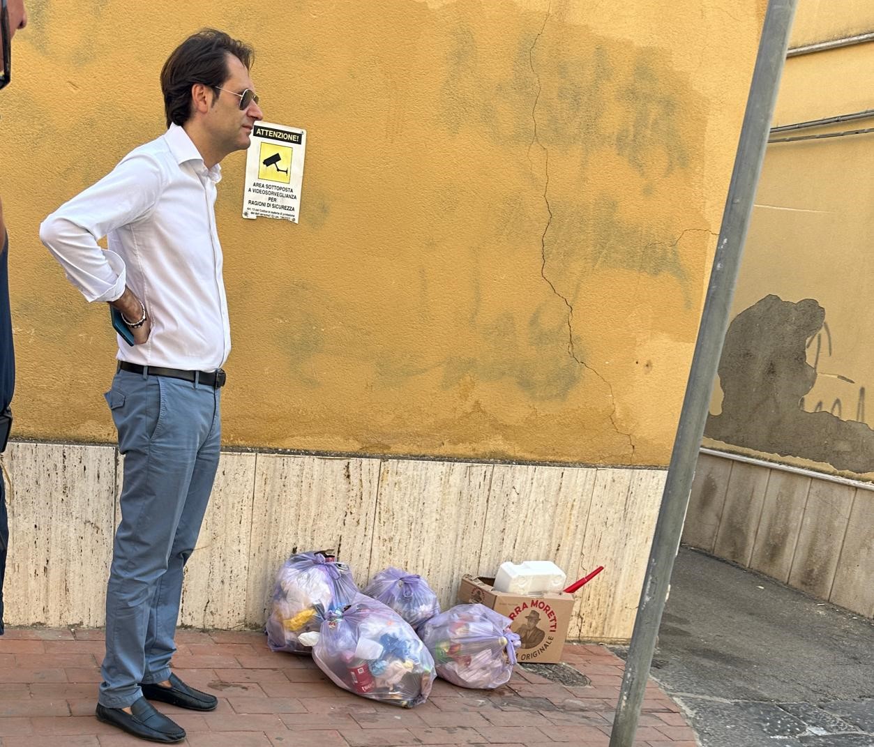 San Cataldo. Abbandono rifiuti nella villetta Alfano e in via Garibaldi. Il sindaco: “Individuati i responsabili”