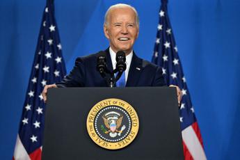 Biden, conferenza con gaffe ma non molla: “Devo finire il lavoro, batterò Trump”