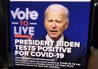 Biden e il covid, il sospetto corre sui social: “Una scusa per ritirarsi”