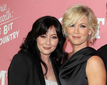 Brenda e Kelly, l’addio di Jennie Garth a Shannen Doherty: “Mai state l’una contro l’altra”