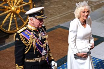 Compleanno di lavoro per Camilla, al fianco di Carlo in Parlamento