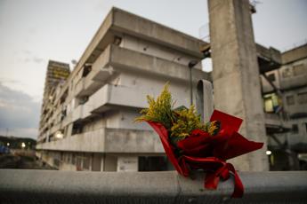 Crollo di Scampia, oggi i funerali delle vittime. Arcivescovo Napoli: “Tragedia che va oltre le macerie”