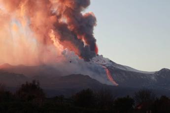 Etna in eruzione, chiuso parzialmente aeroporto Catania